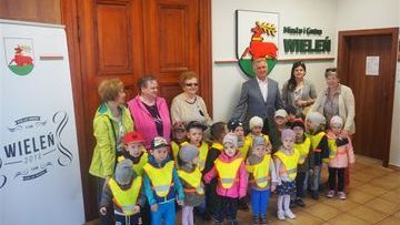 Wizyta dzieci w Urzędzie Miejskim w Wieleniu, 19.04.2018r., fot.B.Niezborała