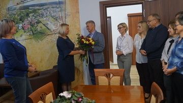 Burmistrz Wielenia Elżbieta Rybarczyk odbiera gratulacje od pracowników Urzędu Miejskiego w Wieleniu, 29.10.2018 r.