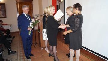Burmistrz Wielenia Elżbieta Rybarczyk składa gratulacje na ręce Dyrektora M-GOK Alicji Adamczyk i Kierownika Biblioteki Ewy Łuś  
