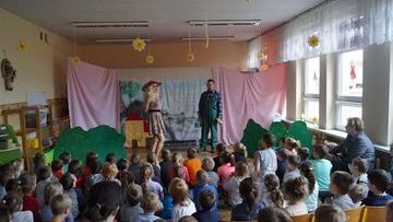 Występ teatralny rodziców dla przedszkolaków Jaś i Małgosia, 19.04.2017 r. Fot. Bartosz Niezborała