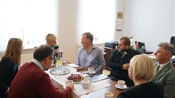 Spotkanie w Urzędzie Miejskim w Wieleniu z Andy Churchillem - przedstawicielem instytucji wspierających organizacje pozarządowe, 06.09.2017 r. Fot. B. Niezborała 